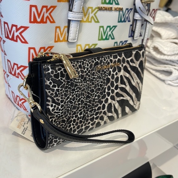 MICHAEL KORS LARGE DOUBLE ZIP WRISTLET WALLET PHONE CASE CLUTCH
Black Multi - Picture 2 of 16